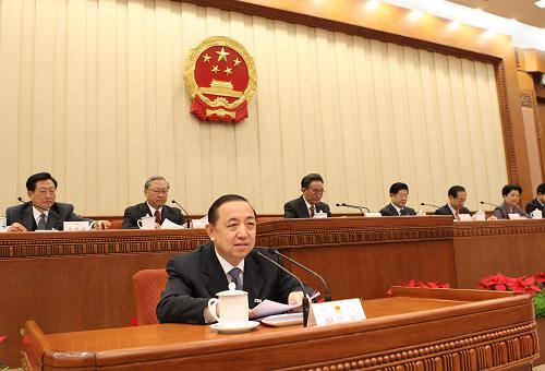 十一屆全國人大常委會第十四次會議舉行第二次全體會議 4月28日,十一屆全國人大常委會第十四次會議在北京人民大會堂舉行第二次全體會議,審議國務院關于轉(zhuǎn)移農(nóng)村勞動力保障農(nóng)民工權益工作情況的報告、關于文化產(chǎn)業(yè)發(fā)展工作情況的報告和關于加強道路交通安全管理工作情況的報告。吳邦國委員長出席會議。 這是受國務院委托,人力資源和社會保障部副部長楊志明報告轉(zhuǎn)移農(nóng)村勞動力、保障農(nóng)民工權益工作情況。 新華社記者 馬占成 攝