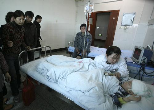 江蘇泰興一男子持刀沖入幼兒園砍傷31人 4月29日,泰興鎮(zhèn)中心幼兒園一名被砍傷的兒童在醫(yī)院接受救治。 當(dāng)日9時(shí)40分,江蘇泰興市泰興鎮(zhèn)中心幼兒園發(fā)生一起傷人事件,一名男子持刀沖入校園,砍傷31人,其中28名幼兒、2名教師、1名保安,5人傷勢較重,有生命危險(xiǎn)。截至中午12時(shí)20分,沒有人員死亡。 目前受傷者已被送往醫(yī)院搶救。持刀男子被當(dāng)場制服。 新華社發(fā)
