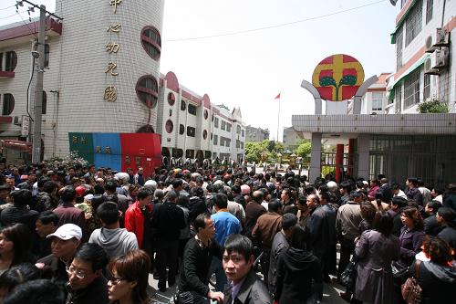 4月29日,許多家長和市民在泰興鎮(zhèn)中心幼兒園門口等待最新消息。 當(dāng)日9時(shí)40分,江蘇泰興市泰興鎮(zhèn)中心幼兒園發(fā)生一起傷人事件,一名男子持刀沖入校園,砍傷31人,其中28名幼兒、2名教師、1名保安,5人傷勢較重,有生命危險(xiǎn)。截至中午12時(shí)20分,沒有人員死亡。 目前受傷者已被送往醫(yī)院搶救。持刀男子被當(dāng)場制服。 新華社發(fā)