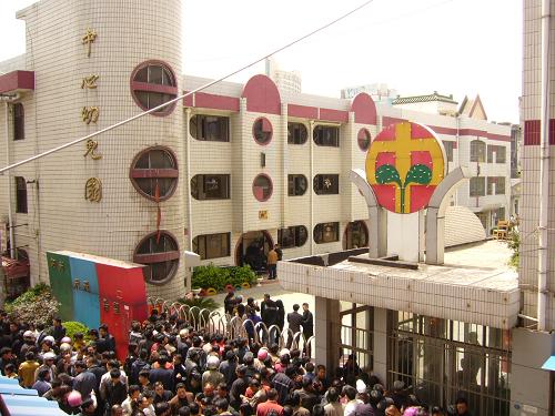 4月29日,群眾聚集在泰興鎮(zhèn)中心幼兒園大門前。 當(dāng)日9時(shí)40分,江蘇泰興市泰興鎮(zhèn)中心幼兒園發(fā)生一起傷人事件,一名男子持刀沖入校園,砍傷31人,其中28名幼兒、2名教師、1名保安,其中5人傷勢較重,有生命危險(xiǎn)。目前受傷者已被送往醫(yī)院搶救。持刀男子被當(dāng)場制服。據(jù)初步了解,持刀男子為當(dāng)?shù)厝耍?7歲,原因正在進(jìn)一步調(diào)查中。 新華社記者顧燁攝
