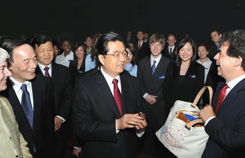 這是胡錦濤在美國(guó)館參觀。 新華社記者饒愛(ài)民攝