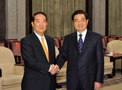 這是胡錦濤同宋楚瑜握手。 新華社記者黃敬文攝