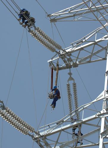 5月3日,幾名電力職工在江蘇無(wú)錫新區(qū)220千伏線路上安裝導(dǎo)線。當(dāng)日,江蘇無(wú)錫供電公司300多名職工放棄假日休息,對(duì)該線路進(jìn)行遷移改造,至此京滬高鐵無(wú)錫沿線高壓線鐵塔遷移改造全部完成。據(jù)了解,為確保京滬高速鐵路無(wú)錫段的正常建設(shè)和用電安全,該公司已對(duì)220千伏鐵塔25基、500千伏鐵塔21基進(jìn)行了遷移改造,以確保京滬高鐵無(wú)錫段按期通車。 新華社發(fā)(潘正光 攝)
