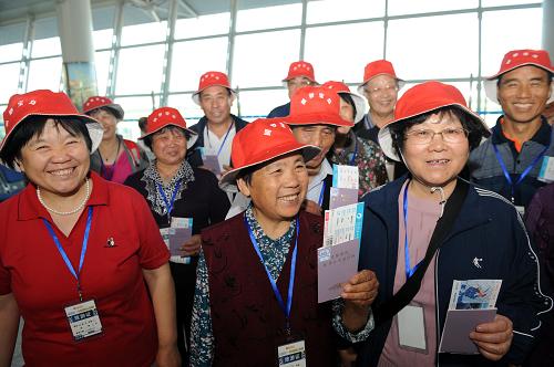 5月25日,幾名準(zhǔn)備前往臺(tái)灣花蓮旅游的旅客在青島流亭國際機(jī)場(chǎng)候機(jī)。 當(dāng)日,青島至臺(tái)灣花蓮直航航線正式開通,這也是兩岸直航以來青島開通的第三條直飛臺(tái)灣的航線,直航飛機(jī)達(dá)到每周8班次。兩岸直航開通以來,大陸和臺(tái)灣旅客往來兩岸人數(shù)大幅增加,據(jù)青島機(jī)場(chǎng)邊檢部門統(tǒng)計(jì),2010年1月至4月,經(jīng)由青島流亭國際機(jī)場(chǎng)往來兩岸的臺(tái)灣和大陸旅客共計(jì)23107人次,比去年同期增加39.7%。 新華社記者 李紫恒 攝