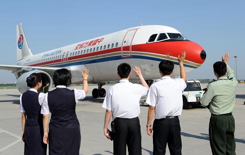 5月25日,青島流亭國際機(jī)場(chǎng)地勤人員在為即將飛往臺(tái)灣花蓮的東方航空公司MU787航班送行。 當(dāng)日,青島至臺(tái)灣花蓮直航航線正式開通,這也是兩岸直航以來青島開通的第三條直飛臺(tái)灣的航線,直航飛機(jī)達(dá)到每周8班次。兩岸直航開通以來,大陸和臺(tái)灣旅客往來兩岸人數(shù)大幅增加,據(jù)青島機(jī)場(chǎng)邊檢部門統(tǒng)計(jì),2010年1月至4月,經(jīng)由青島流亭國際機(jī)場(chǎng)往來兩岸的臺(tái)灣和大陸旅客共計(jì)23107人次,比去年同期增加39.7%。 新華社記者 李紫恒 攝