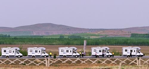 內(nèi)蒙古即將進(jìn)入旅游旺季 5月24日,內(nèi)蒙古阿爾山旅游部門的房車旅游宣傳隊(duì)開赴周邊省市進(jìn)行旅游宣傳。 入夏以來,內(nèi)蒙古大興安嶺林區(qū)和錫林郭勒、呼倫貝爾草原等旅游熱點(diǎn)地區(qū)氣溫逐漸升高,大興安嶺杜鵑盛開,草原日漸返青,內(nèi)蒙古即將進(jìn)入一年一度的旅游高峰時(shí)期。內(nèi)蒙古各地各級(jí)旅游部門全面啟動(dòng)了接待、宣傳、治安、餐飲的多項(xiàng)服務(wù)措施,準(zhǔn)備迎接八方游客。 新華社記者 李欣 攝