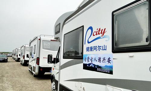 5月24日,內(nèi)蒙古阿爾山的旅游宣傳車隊(duì)準(zhǔn)備出發(fā)去周邊省市推廣森林健康旅游。 入夏以來,內(nèi)蒙古大興安嶺林區(qū)和錫林郭勒、呼倫貝爾草原等旅游熱點(diǎn)地區(qū)氣溫逐漸升高,大興安嶺杜鵑盛開,草原日漸返青,內(nèi)蒙古即將進(jìn)入一年一度的旅游高峰時(shí)期。內(nèi)蒙古各地各級(jí)旅游部門全面啟動(dòng)了接待、宣傳、治安、餐飲的多項(xiàng)服務(wù)措施,準(zhǔn)備迎接八方游客。 新華社記者 李欣 攝
