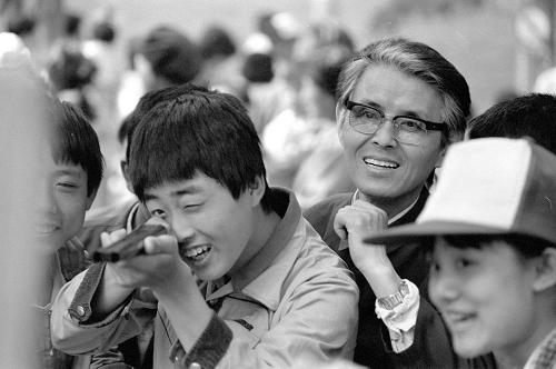 1987年5月29日,中國(guó)少年兒童活動(dòng)中心舉辦殘疾弱智兒童游園日,2000多名少年兒童在這里度過了愉快的一天。圖為北京第三聾啞學(xué)校學(xué)生在老師帶領(lǐng)下玩射擊游戲。 新華社記者唐師曾攝 (資料照片)