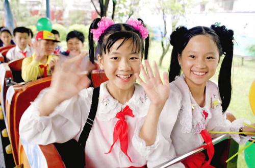 1999年5月30日,福建山區(qū)閩侯縣上街鎮(zhèn)聯(lián)心小學(xué)學(xué)生林隆(左)、張小青(右)身穿節(jié)日盛裝,在福州市兒童公園盡情游玩,快快樂樂地迎接自已的節(jié)日。應(yīng)福州福海教育基金會臺胞老人的邀請,來自閩侯縣和永泰縣三所山區(qū)希望小學(xué)的24名品學(xué)兼優(yōu)的貧困學(xué)生在福州度過快樂的兒童節(jié)。 新華社記者張國俊攝 (資料照片)
