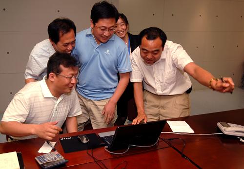 陜西舉行首次二氧化硫排污權交易競買會 6月5日,陜西省延長石油(集團)有限公司的工作人員在參與競買。當日,陜西省首次二氧化硫排污權交易競買會在剛剛揭牌的陜西省環(huán)境權交易所舉行。參與企業(yè)共競得2300噸二氧化硫的排放權,總成交額944.9萬元人民幣。 排污權交易,即把排污權作為一種商品進行買賣,目的在于利用經(jīng)濟手段解決環(huán)境問題。 新華社記者丁海濤攝