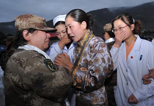 6月15日,玉樹藏族自治州人民醫(yī)院護士與濟南軍區(qū)153野戰(zhàn)方艙醫(yī)院醫(yī)護人員道別。 當日清晨,62名濟南軍區(qū)153野戰(zhàn)方艙醫(yī)院官兵在當?shù)夭刈逋臒釡I送別中離開戰(zhàn)斗了64天的青海玉樹,踏上返回駐地的征程。4月14日他們從駐地鄭州出發(fā),日夜兼程2300余公里于4月18日到達結(jié)古鎮(zhèn)。他們帶來了12個醫(yī)療方艙,包括數(shù)字X光機、有創(chuàng)心電監(jiān)護儀、三維彩超等600多臺醫(yī)療設備。 截至6月14日,153野戰(zhàn)方艙醫(yī)院共收治17800多名藏族同胞,實施手術(shù)960多例,完成了震后第一例斷肢再植手術(shù)、第一例開胸、開顱手術(shù),被當?shù)厝罕娮u為“值得托付生命的諾亞方舟”。 153方艙醫(yī)院第二批35名官兵當日正式換防,他們將繼續(xù)在玉樹為藏族同胞服務。 新華社記者 楊光 攝