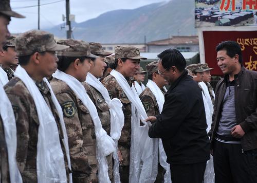 6月15日,玉樹州衛(wèi)生局局長肖久尕(右二)向濟南軍區(qū)153野戰(zhàn)方艙醫(yī)院醫(yī)護人員敬獻哈達,表示感謝。