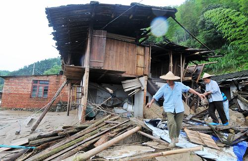 福建發(fā)布暴雨紅色預(yù)警信號(hào) 6月15日,居民在福建省南平市西芹鎮(zhèn)坑布村被山洪沖垮的房屋廢墟上尋找可用的物品。 當(dāng)日12時(shí)50分,福建省氣象臺(tái)升級(jí)發(fā)布暴雨紅色預(yù)警信號(hào)。預(yù)計(jì)未來3小時(shí)內(nèi)福建省龍巖、莆田、福州三市和泉州西北部部分地區(qū)將出現(xiàn)50-80毫米,局部超過100毫米的強(qiáng)降雨。福建省氣象部門統(tǒng)計(jì),今年福建降雨量比歷史同期多近3成、比去年同期多近9成,江河徑流比歷史同期多3成、比去年同期多1.6倍,大中型水庫蓄水量比歷史同期多1成、比去年同期多2成。氣象專家提醒各地應(yīng)注意防范強(qiáng)降水可能造成的城鄉(xiāng)漬澇、山體滑坡、局地山洪等次生災(zāi)害的發(fā)生。 新華社記者魏培全攝