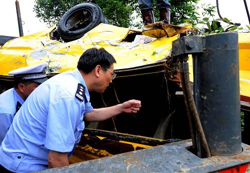 福建南平泥石流已造成6人死亡18人失蹤 6月15日,南平市交警在檢查起吊上岸的事故車輛。 截至當(dāng)日18時(shí),福建省南平市泥石流事故已造成6人死亡,另有18人失蹤。6月14日中午12時(shí)許,一輛鄉(xiāng)村中巴車和一輛小型面包車在福建南平市延平區(qū)塔前至西芹路段,被暴雨造成的泥石流沖入旁邊溪流。 新華社記者 張國俊 攝