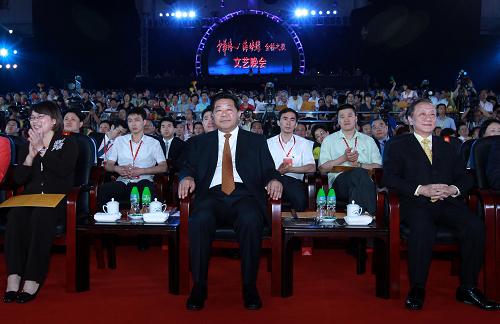 這是開幕式后賈慶林等出席觀看“中華情·海峽緣——金橋之夜”文藝晚會。 新華社記者 龐興雷 攝