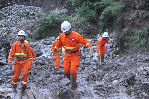 貴州關(guān)嶺山體滑坡致百余人被埋 6月28日,部隊(duì)官兵趕赴事故現(xiàn)場(chǎng)進(jìn)行救援,沿途的山體也已開(kāi)始發(fā)生滑坡。 當(dāng)日14時(shí)左右,貴州省關(guān)嶺縣崗烏鎮(zhèn)大寨村因連續(xù)強(qiáng)降雨引發(fā)山體滑坡,造成該村兩個(gè)村民組38戶107人被掩埋。目前,鄰近村民已疏散至安全地點(diǎn)。 新華社記者 歐東衢 攝
