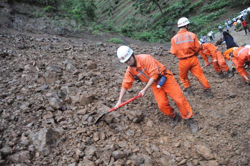 6月28日,部隊(duì)官兵在疏通道路。 當(dāng)日14時(shí)左右,貴州省關(guān)嶺縣崗烏鎮(zhèn)大寨村因連續(xù)強(qiáng)降雨引發(fā)山體滑坡,造成該村兩個(gè)村民組38戶107人被掩埋。目前,鄰近村民已疏散至安全地點(diǎn)。 新華社記者 歐東衢 攝