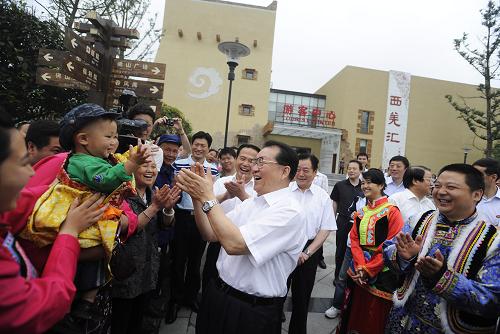 李長春在四川考察工作 6月23日至28日,中共中央政治局常委李長春在四川考察工作。這是6月25日,李長春在汶川縣水磨鎮(zhèn)了解災(zāi)后重建情況。 新華社記者 江宏景 攝