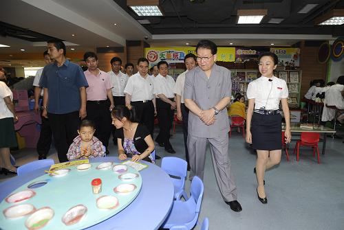 6月23日至28日,中共中央政治局常委李長春在四川考察工作。這是6月24日,李長春來到四川新華文軒成都購書中心,了解各類出版物的銷售和市場反饋情況。 新華社記者 江宏景 攝