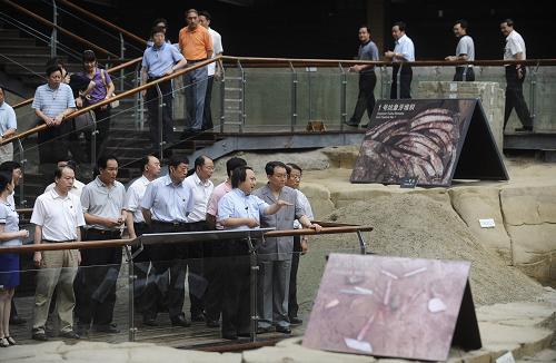 6月23日至28日,中共中央政治局常委李長春在四川考察工作。這是6月24日,李長春在金沙遺址博物館考察文化遺址和文物保護情況。 新華社記者 江宏景 攝