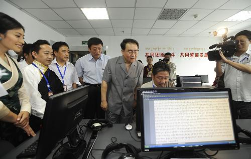 6月23日至28日,中共中央政治局常委李長春在四川考察工作。這是6月24日,李長春在四川康巴藏語衛(wèi)視頻道考察。 新華社記者 江宏景 攝