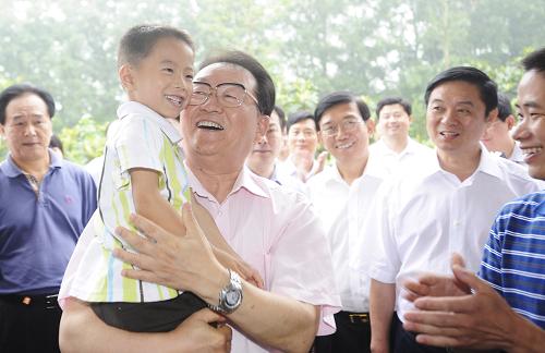 這是6月26日,李長春在成都市雙流縣興隆鎮(zhèn)瓦窯村農(nóng)民劉彬家里了解其生產(chǎn)生活情況。 新華社記者 江宏景 攝
