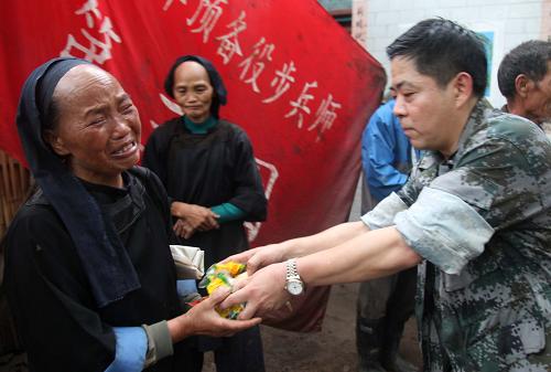 6月29日,貴州省興義軍分區(qū)的救援人員給受災村民送來了食品。 6月28日,貴州省關嶺布依族苗族自治縣崗烏鎮(zhèn)大寨村因連續(xù)強降雨引發(fā)山體滑坡,造成107名村民被掩埋。 28日晚,已有380余名群眾安全轉移。記者29日上午看到,仍不斷有群眾在救援人員的幫助下陸續(xù)撤離到臨時安置點。 28日晚,貴州省、安順市民政部門緊急調運的數(shù)百頂帳篷、衣物以及數(shù)噸食品、飲用水等救援物資已經到位。 受滑坡災害威脅的一所小學已經停課,學生也都轉移到安置帳篷中,有專人照看,確保他們的安全。 29日中午12時30分,村民開始陸續(xù)排隊領取熱盒飯。 關嶺縣縣委書記王猛舟說,29日晨,國土等部門的有關專家已經進入災害現(xiàn)場勘察,各項搶險救援、轉移安置、后勤保障工作正在有序開展。 目前,由于當?shù)剡€在下雨,部分山體仍有發(fā)生次生災害的危險,給救災造成嚴重困難。 新華社記者 楊楹 攝