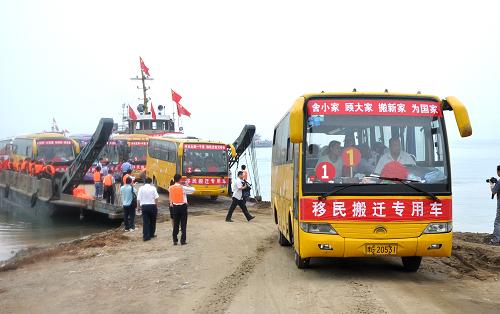 南水北調丹江口庫區(qū)首次跨江運送移民 6月29日,運送河南省淅川縣倉房鎮(zhèn)磊山村移民的客車駛離丹江口水庫。 當天,磊山村100戶423名移民乘坐渡輪離開故土,奔赴新鄉(xiāng)市輝縣安家落戶。這也是南水北調丹江口庫區(qū)首次跨江運送移民。 據悉,在2009年完成1.06萬試點移民的基礎上,河南省將于今明兩年完成15.1萬大規(guī)模移民遷安工作。其中,第一批大規(guī)模移民涉及淅川縣57個村6.5萬人。第二批大規(guī)模移民涉及淅川縣101個村8.6萬人。自2010年6月17日第一批大規(guī)模移民搬遷啟動以來,河南省已分6個批次搬遷移民4480人。 新華社發(fā)(高帆 攝)