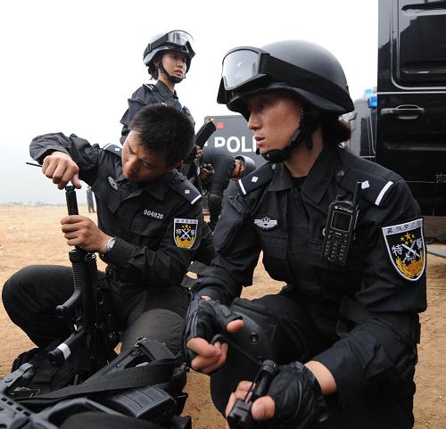 北京特警舉行大規(guī)模遠程處突演練 6月30日,特警整理裝備為演練開始做準備。 當天,北京特警在北京延慶縣舉行遠程拉動處突演練,演練共出動千余名特警和百余輛特種車輛。這也是北京特警自2005年成立以來組織的參與人數(shù)最多、范圍最廣、跨度最大的實戰(zhàn)演練。北京警方表示,目前北京全市已經(jīng)實現(xiàn)特警處突力量的全面覆蓋。 新華社記者李文攝