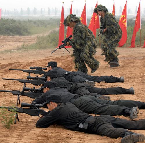 6月30日,特警隊員在演練過程中射擊。 當天,北京特警在北京延慶縣舉行遠程拉動處突演練,演練共出動千余名特警和百余輛特種車輛。這也是北京特警自2005年成立以來組織的參與人數(shù)最多、范圍最廣、跨度最大的實戰(zhàn)演練。北京警方表示,目前北京全市已經(jīng)實現(xiàn)特警處突力量的全面覆蓋。 新華社記者李文攝