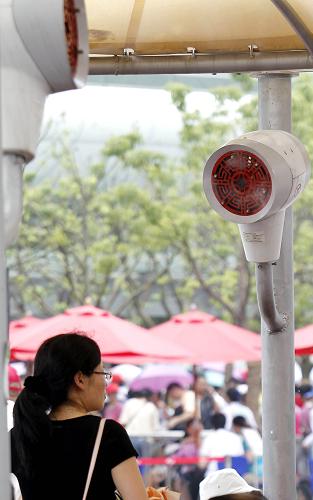 上海發(fā)高溫黃色預(yù)警 提醒世博游客加強(qiáng)防暑 6月30日,游客在世博園游客休息區(qū)的噴霧裝置附近休息。 當(dāng)日,上海結(jié)束連日陰雨,氣溫迅速攀升。上海中心氣象臺(tái)發(fā)布高溫黃色預(yù)警,預(yù)計(jì)當(dāng)日上海最高氣溫將升至35℃左右,提示市民做好防暑降溫措施。在世博園內(nèi),除了常設(shè)的遮陽(yáng)棚、遮陽(yáng)傘和噴霧裝置外,游客們也通過多種方式加強(qiáng)自身防護(hù),健康觀博。 新華社記者劉穎攝