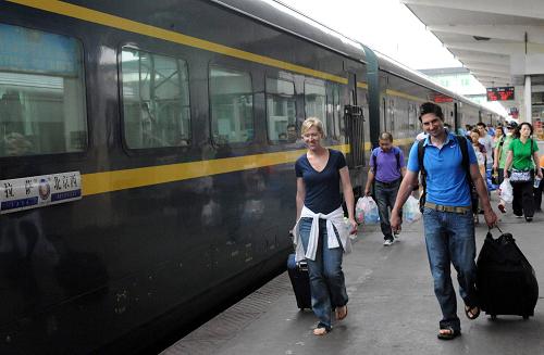 中外旅客在西安站準(zhǔn)備登上北京西至拉薩的T27次列車(7月1日攝)。 從2006年7月1日青藏鐵路全線通車到2010年7月1日,北京鐵路局北京客運(yùn)段京藏車隊(duì)4年中安全運(yùn)行1168萬公里,運(yùn)送旅客438萬人次,從未發(fā)生一起因安全和服務(wù)的旅客投訴事件,架起了藏漢民族團(tuán)結(jié)的橋梁。 新華社記者唐召明攝