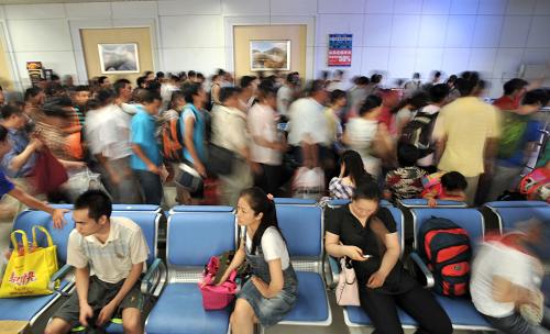 7月1日,在濟(jì)南火車站,旅客在排隊(duì)進(jìn)站。 當(dāng)日,2010年全國鐵路暑運(yùn)工作啟動。根據(jù)鐵道部日前出臺的暑運(yùn)方案,2010年鐵路暑運(yùn)自7月1日起至8月31日止,共62天,預(yù)計(jì)將發(fā)送旅客3.17億人次,日均發(fā)送旅客511萬人次,同比增長8%。 新華社記者 郭緒雷攝