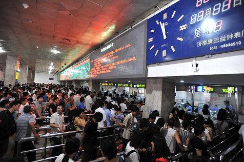 7月1日,在濟(jì)南火車站售票大廳,旅客有序排隊(duì)購票。 當(dāng)日,2010年全國鐵路暑運(yùn)工作啟動。根據(jù)鐵道部日前出臺的暑運(yùn)方案,2010年鐵路暑運(yùn)自7月1日起至8月31日止,共62天,預(yù)計(jì)將發(fā)送旅客3.17億人次,日均發(fā)送旅客511萬人次,同比增長8%。 新華社記者 郭緒雷攝