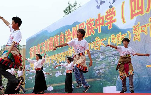 玉樹災(zāi)區(qū)首批赴省外就讀學(xué)生在都江堰復(fù)課 7月1日,在四川省都江堰市八一聚源中學(xué),青海省玉樹藏族自治州民族中學(xué)學(xué)生在復(fù)課儀式上進(jìn)行文藝表演。 當(dāng)日,青海省玉樹藏族自治州民族中學(xué)1100多名學(xué)生在四川省都江堰市八一聚源中學(xué)復(fù)課,開始了在四川3至5年的求學(xué)生活。 根據(jù)國家統(tǒng)一部署,玉樹災(zāi)區(qū)將有5074名學(xué)生到四川、山東、山西、遼寧、天津5省市的6所學(xué)校就讀,另有3500名學(xué)生在省內(nèi)安置就讀。 新華社記者 陳凱 攝