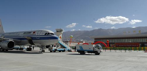 7月1日,一架空客A319飛機降落在阿里昆莎機場。 當(dāng)天上午10時20分,一架空客A319飛機降落在阿里昆莎機場,標(biāo)志著西藏阿里昆莎機場正式通航。這是西藏建成的第四個民用機場,它的建成將對阿里地區(qū)經(jīng)濟社會跨域式發(fā)展起到積極作用,也意味著阿里地區(qū)正式結(jié)束沒有航空運輸?shù)臍v史。 新華社記者 堅贊 攝