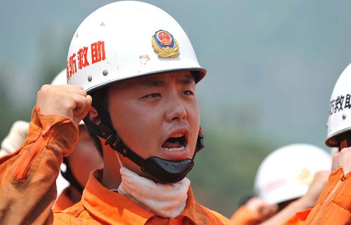 7月1日,貴州消防總隊(duì)安順支隊(duì)關(guān)嶺大隊(duì)的入黨積極分子張東波宣誓入黨。 黨的生日這一天,在貴州關(guān)嶺崗烏鎮(zhèn)“6·28”滑坡災(zāi)害救援現(xiàn)場,隨處可見黨員搶險(xiǎn)奮戰(zhàn)的身影。哪里最苦,哪里最累,黨員就出現(xiàn)在哪里。20多名消防官兵還舉行了新黨員入黨宣誓和老黨員重溫誓詞儀式。 新華社記者楊楹攝