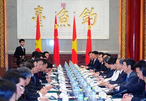 中越雙邊合作指導(dǎo)委員會(huì)第四次會(huì)議在北京舉行 7月1日,中國(guó)-越南雙邊合作指導(dǎo)委員會(huì)第四次會(huì)議在北京釣魚(yú)臺(tái)國(guó)賓館舉行,中方主席、中國(guó)國(guó)務(wù)委員戴秉國(guó)和越方主席、越南副總理兼外長(zhǎng)范家謙主持會(huì)議。 新華社記者 張鐸 攝