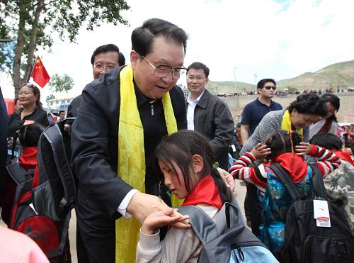 李長春在青海玉樹地震災(zāi)區(qū)考察 7月2日,中共中央政治局常委李長春專程來到青海玉樹地震災(zāi)區(qū)考察,看望慰問災(zāi)區(qū)各級干部群眾,實(shí)地察看災(zāi)后恢復(fù)重建特別是文化重建情況。 這是李長春專門來到玉樹縣第三完全小學(xué)了解學(xué)校災(zāi)后恢復(fù)重建工作,并給孩子們送來電腦、書包、少兒讀物和學(xué)習(xí)用具。 新華社記者劉衛(wèi)兵攝