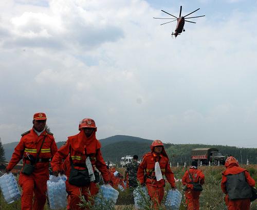 直擊大興安嶺撲火第一線 7月2日,武警黑龍江森林總隊戰(zhàn)士準備搭乘直升機運送給養(yǎng)。 當日,記者跟隨武警黑龍江省森林總隊大興安嶺地區(qū)支隊官兵抵達大興安嶺地區(qū)呼源自然保護區(qū)五號火場,直擊撲火隊員對大興安嶺林區(qū)火災的撲救工作。截止到7月2日,大興安嶺呼中林區(qū)已撲滅9個火點,三個重點火場火勢得到合圍控制,一個得到基本控制。黑龍江省大興安嶺林火撲救行動已經進行到第7天,一線撲火人員上升至21000余人,動用“米-26”在內的直升機10架,大型推土機和消防車上百輛。 新華社記者 王松 攝