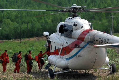 7月2日,武警黑龍江森林總隊戰(zhàn)士搭乘直升機趕往火場。 當日,記者跟隨武警黑龍江省森林總隊大興安嶺地區(qū)支隊官兵抵達大興安嶺地區(qū)呼源自然保護區(qū)五號火場,直擊撲火隊員對大興安嶺林區(qū)火災的撲救工作。截止到7月2日,大興安嶺呼中林區(qū)已撲滅9個火點,三個重點火場火勢得到合圍控制,一個得到基本控制。黑龍江省大興安嶺林火撲救行動已經進行到第7天,一線撲火人員上升至21000余人,動用“米-26”在內的直升機10架,大型推土機和消防車上百輛。 新華社記者 王松 攝