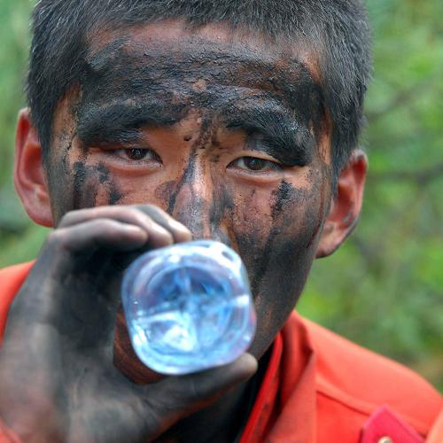 7月2日,森警戰(zhàn)士在工作間隙喝水。 當日,記者跟隨武警黑龍江省森林總隊大興安嶺地區(qū)支隊官兵抵達大興安嶺地區(qū)呼源自然保護區(qū)五號火場,直擊撲火隊員對大興安嶺林區(qū)火災的撲救工作。截止到7月2日,大興安嶺呼中林區(qū)已撲滅9個火點,三個重點火場火勢得到合圍控制,一個得到基本控制。黑龍江省大興安嶺林火撲救行動已經進行到第7天,一線撲火人員上升至21000余人,動用“米-26”在內的直升機10架,大型推土機和消防車上百輛。 新華社記者 王松 攝
