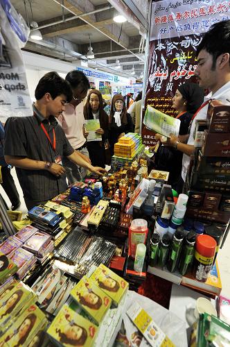 中外客商云集第六屆“喀交會(huì)” 7月1日,客商們?cè)谛陆κ惨患揖S吾爾化妝品展位前選購(gòu)。 6月28日起,為期5天的第六屆中國(guó)新疆喀什中亞南亞商品交易會(huì)(喀交會(huì))在喀什舉行,來(lái)自中國(guó)各地及中南亞國(guó)家和地區(qū)的上萬(wàn)名客商報(bào)名參加。截至6月30日,本屆喀交會(huì)已達(dá)成經(jīng)貿(mào)合作項(xiàng)目256個(gè),項(xiàng)目投資總額達(dá)281.5億元。中外客商云集喀交會(huì),看好的正是中國(guó)經(jīng)濟(jì)中目前頗具潛力的“西域板塊”。 新華社發(fā)(金煒 攝)
