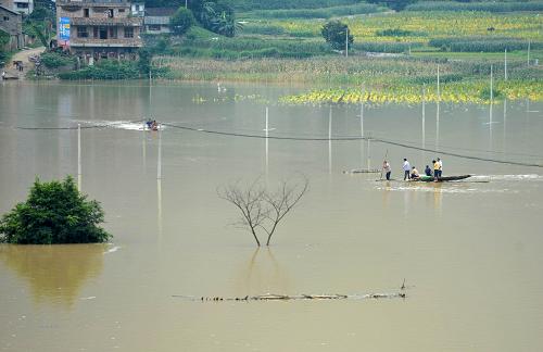 7月2日,在廣西凌云縣沙里瑤族鄉(xiāng),人們乘船在被淹沒的農(nóng)田里通行。 6月27日至30日,廣西百色市凌云縣沙里瑤族鄉(xiāng)遭遇罕見的強降雨,造成全鄉(xiāng)嚴(yán)重洪澇災(zāi)害。由于洪水無法外排,目前沙里瑤族鄉(xiāng)出現(xiàn)嚴(yán)重內(nèi)澇,洪水深達(dá)50米,淹沒鄉(xiāng)政府所在地附近3700畝農(nóng)田,全鄉(xiāng)交通基本中斷,多所學(xué)校和教學(xué)點因災(zāi)停課;幾乎所有村屯斷電,鄉(xiāng)政府所在地及周邊無潔凈飲用水。 新華社記者 周華 攝