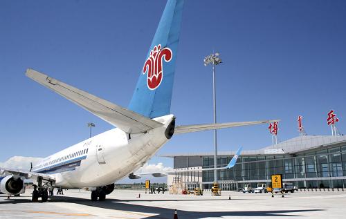 新疆博樂(lè)機(jī)場(chǎng)試航成功 7月2日下午,一架南方航空公司的波音737—800型客機(jī)停在新疆博樂(lè)機(jī)場(chǎng)的停機(jī)坪上。 當(dāng)日,中國(guó)南方航空公司一架波音737—800型客機(jī)試航新疆博樂(lè)機(jī)場(chǎng)成功,標(biāo)志著博樂(lè)機(jī)場(chǎng)已具備商業(yè)運(yùn)營(yíng)條件,新疆博爾塔拉蒙古自治州告別不通航歷史。 博樂(lè)機(jī)場(chǎng)距離博爾塔拉蒙古自治州首府博樂(lè)市約18公里,于2009年7月開(kāi)工建設(shè),擁有4個(gè)停機(jī)位,可滿足波音737-800及以下機(jī)型起降,設(shè)計(jì)年旅客吞吐量20萬(wàn)人次。 新華社發(fā)(杜偉 攝)