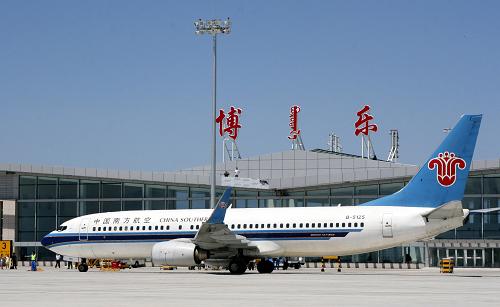 7月2日下午,一架南方航空公司的波音737—800型客機(jī)停在新疆博樂(lè)機(jī)場(chǎng)的停機(jī)坪上。 當(dāng)日,中國(guó)南方航空公司一架波音737—800型客機(jī)試航新疆博樂(lè)機(jī)場(chǎng)成功,標(biāo)志著博樂(lè)機(jī)場(chǎng)已具備商業(yè)運(yùn)營(yíng)條件,新疆博爾塔拉蒙古自治州告別不通航歷史。 博樂(lè)機(jī)場(chǎng)距離博爾塔拉蒙古自治州首府博樂(lè)市約18公里,于2009年7月開(kāi)工建設(shè),擁有4個(gè)停機(jī)位,可滿足波音737-800及以下機(jī)型起降,設(shè)計(jì)年旅客吞吐量20萬(wàn)人次。 新華社發(fā)(杜偉 攝)