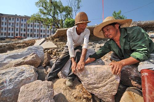 福建泰寧災(zāi)后重建有序進(jìn)行 8月3日,施工人員在福建泰寧縣搶修河流護(hù)坡。 6月18日,福建泰寧縣境內(nèi)遭受強(qiáng)暴雨襲擊,道路、橋梁、房屋、農(nóng)田嚴(yán)重被毀。在災(zāi)害面前,當(dāng)?shù)馗刹咳罕姴坏炔豢浚杆偻度氲綖?zāi)后恢復(fù)生產(chǎn)、重建家園中,目前當(dāng)?shù)厣a(chǎn)生活秩序基本恢復(fù),各項(xiàng)災(zāi)后重建工作正在有序進(jìn)行。 新華社記者張國(guó)俊攝