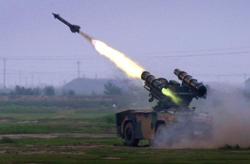 8月7日,濟(jì)南軍區(qū)某防空旅某新型導(dǎo)彈對(duì)“敵”機(jī)進(jìn)行攔阻射擊,精準(zhǔn)擊毀目標(biāo)。 濃霧中,膠東半島某濱海城市演兵場(chǎng),地空導(dǎo)彈準(zhǔn)確命中數(shù)千米高空的航模拖靶,陸軍某新型高炮發(fā)射的炮彈在目標(biāo)中心開花……當(dāng)日,為期五天的“前衛(wèi)-2010”防空部隊(duì)“單元合成”演練,在實(shí)彈射擊中落幕。參演兵力1.2萬余人,出動(dòng)無人機(jī)、偵察機(jī)、殲擊機(jī)等7種機(jī)型,規(guī)模之大、層次之多、涉及面之廣,創(chuàng)濟(jì)南戰(zhàn)區(qū)陸軍防空兵演練之最。 新華社發(fā)(楊洪武 攝)