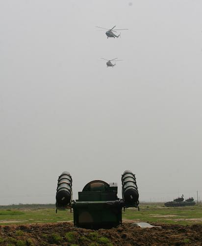 8月7日,“敵”武裝直升機(jī)對(duì)防空兵群陣地實(shí)施偵察和電磁干擾。 濃霧中,膠東半島某濱海城市演兵場(chǎng),地空導(dǎo)彈準(zhǔn)確命中數(shù)千米高空的航模拖靶,陸軍某新型高炮發(fā)射的炮彈在目標(biāo)中心開花……當(dāng)日,為期五天的“前衛(wèi)-2010”防空部隊(duì)“單元合成”演練,在實(shí)彈射擊中落幕。參演兵力1.2萬余人,出動(dòng)無人機(jī)、偵察機(jī)、殲擊機(jī)等7種機(jī)型,規(guī)模之大、層次之多、涉及面之廣,創(chuàng)濟(jì)南戰(zhàn)區(qū)陸軍防空兵演練之最。 新華社發(fā)(季良燕 攝)