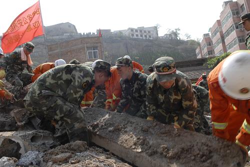 8月9日,武警官兵在舟曲重災(zāi)區(qū)三眼峪搶險(xiǎn)救災(zāi)。 當(dāng)日,舟曲縣全面開展搶險(xiǎn)救災(zāi)工作,力爭(zhēng)把損失降到最低。截至9日11時(shí),正在舟曲特大山洪地質(zhì)災(zāi)害現(xiàn)場(chǎng)救援的公安消防部隊(duì)官兵已經(jīng)救出被困群眾77人。 新華社發(fā)(后俊 攝)